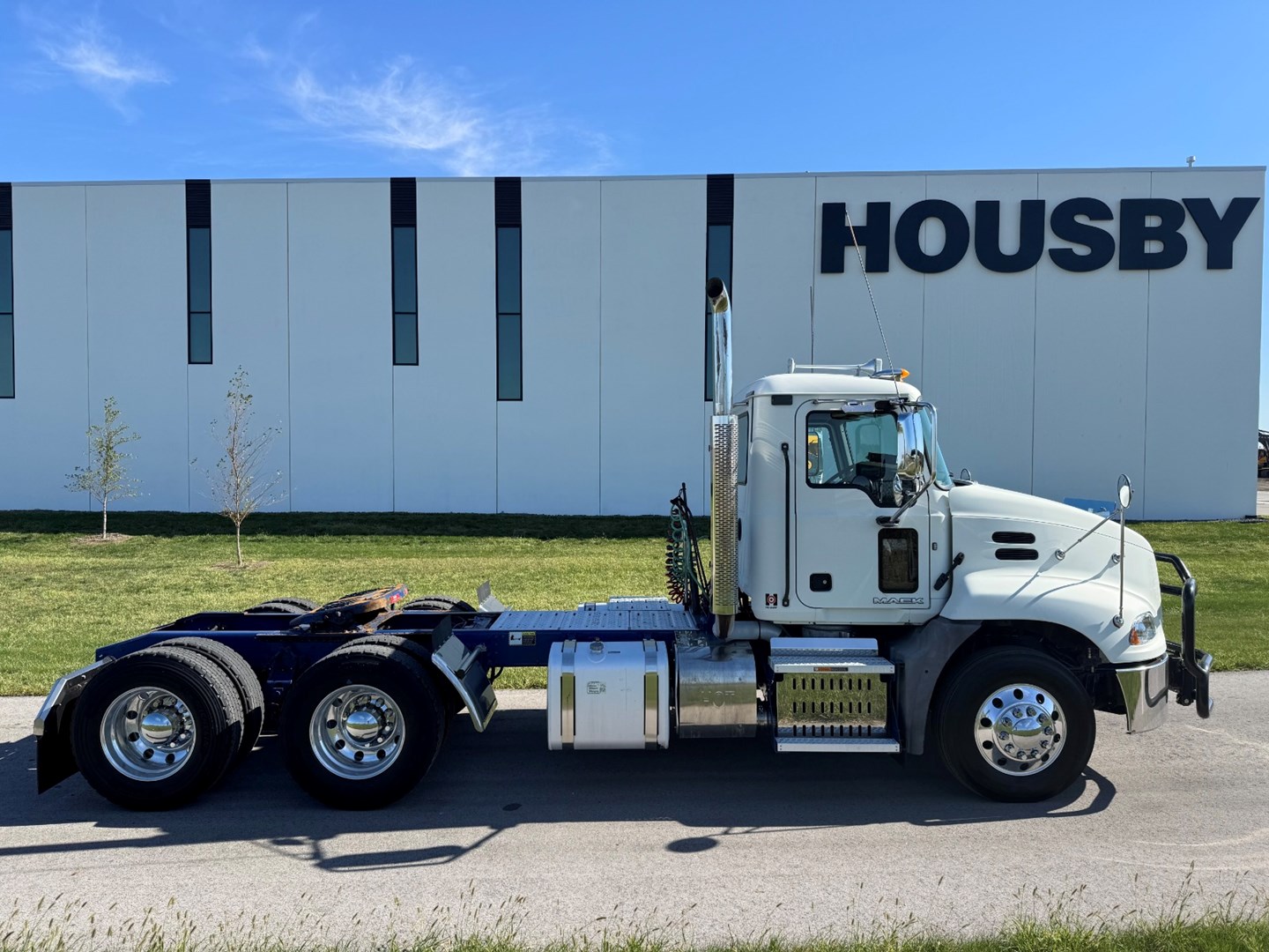 2017 MACK CXU613 - USED TRUCKS DAY CAB - image 7